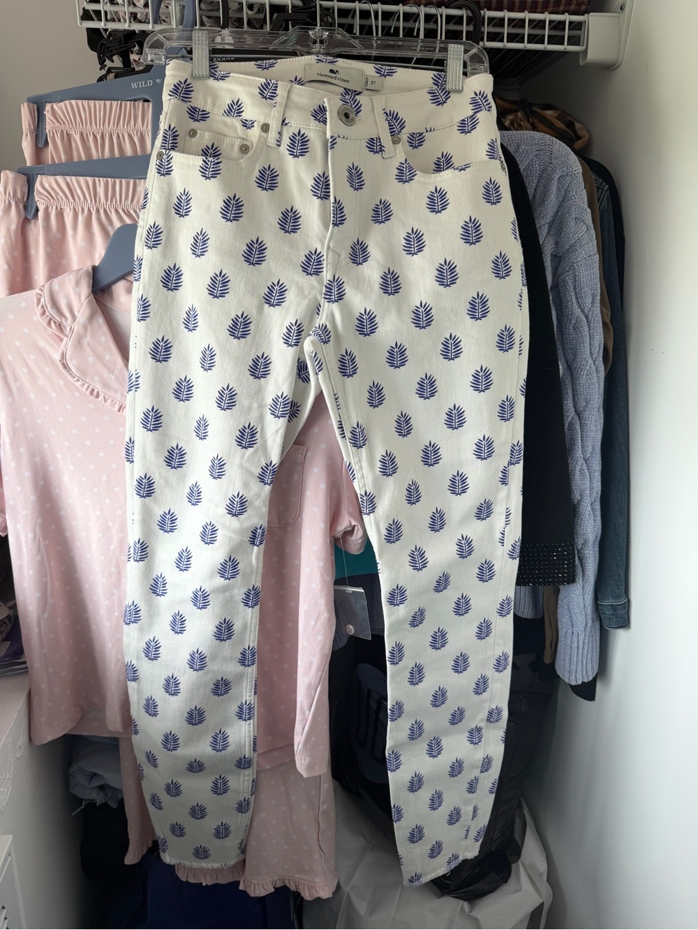 Vineyard Vines White Jeans with Blue Leaf Print women’s waist size 27 NWOT